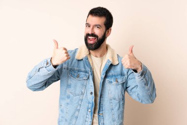 Tecrit edilmiş geçmişi olan beyaz bir adam iyi niyet gösterisi yapıyor.