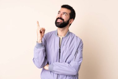 Sakallı, ceketli, soyutlanmış beyaz bir adam harika bir fikre işaret ediyor.