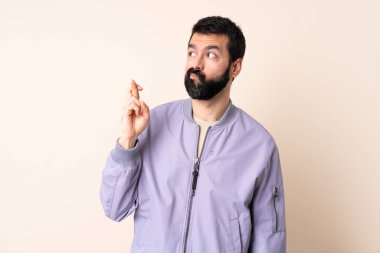 Sakallı beyaz bir adam, izole edilmiş arka planda ceket giyiyor, şans diliyor ve en iyisini diliyor.