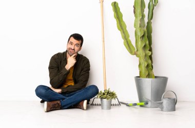 Bahçıvan içeride yerde oturuyor. Şüpheleri var.