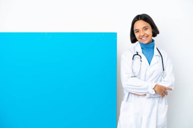 Beyaz arka planda izole edilmiş, kolları çapraz ve ileriye bakan büyük bir afişi olan genç ırk doktoru kadın.