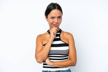 Beyaz arka planda soyutlanmış genç İspanyol kadın