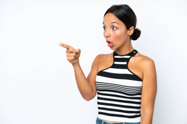 Beyaz arka planda izole edilmiş genç İspanyol kadın...