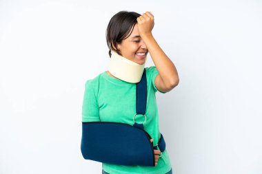 Beyaz arka planda izole edilmiş boyunluk ve askı takan genç İspanyol kadın bir şey fark etti ve çözüme niyetlendi.