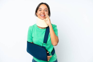 Boyunluk takan genç İspanyol kadın beyaz arka planda izole edilmiş ve ağzı açık bağırıyor.