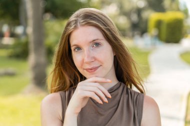 Açık havada düşünen genç bir Fransız kız