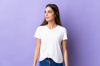 Mavi arka planda izole edilmiş beyaz bir kadın.