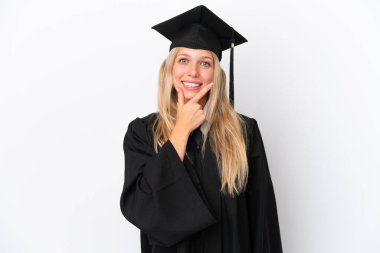 Genç üniversite mezunu beyaz arka planda izole edilmiş gülümseyen beyaz bir kadın.