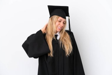 Beyaz arka planda boynu ağrıyan beyaz bir üniversite mezunu kadın.