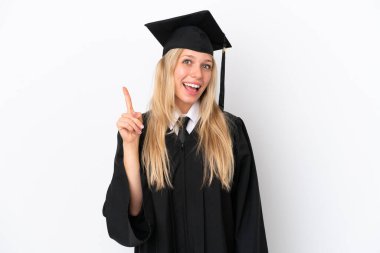 Genç üniversite mezunu beyaz arka planda izole edilmiş beyaz bir kadın çözümü bulmak için parmağını kaldırıyor.