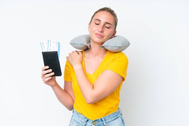 Şişirilebilir Seyahat Yastığı olan kadın, çabaladığı için omuz ağrısından muzdarip.