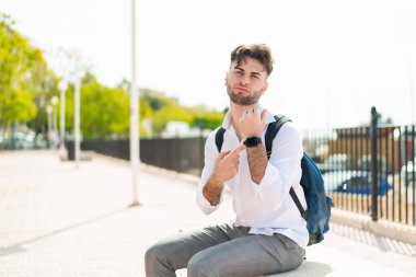 Spor saati olan genç yakışıklı adam.