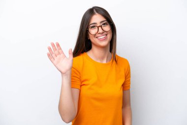 Beyaz arka planda izole edilmiş beyaz bir kadın. Mutlu bir ifadeyle selamlıyor.