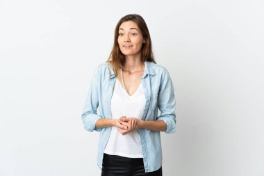 Genç İrlandalı kadın beyaz arka planda yalnız gülüyor.