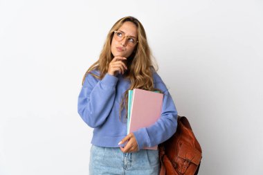 Genç bayan öğrenci beyaz arka planda izole edilmiş ve araştırılıyor.