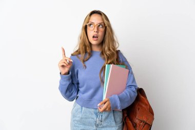 Beyaz arka planda izole edilmiş genç bir bayan parmak kaldırmayı düşünüyor.