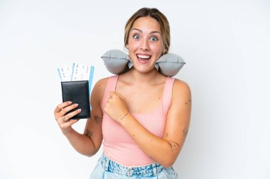 Şişirilebilir Seyahat Yastığı ile izole edilmiş arka planda zaferi kutlayan kadın.