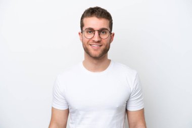Beyaz arka planda izole edilmiş beyaz tenli genç bir adam mutlu bir ifadeyle gözlüklü.
