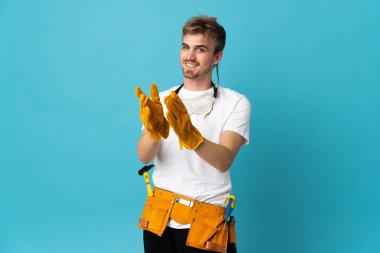 Genç elektrikçi, bir konferansta sunumdan sonra duvarın üstünden alkışlıyor.