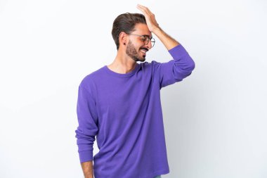 Beyaz arka planda izole genç beyaz adam bir şey fark etti ve çözüm niyetinde