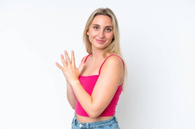 Beyaz arka planda izole edilmiş genç beyaz kadın bir şeyler planlıyor.