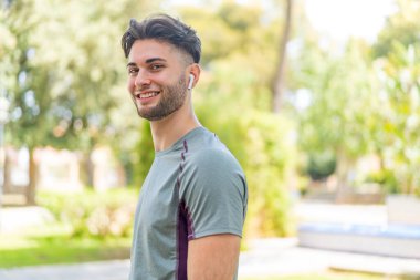 Spor elbise giyen genç yakışıklı adam.