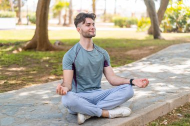 Yoga yapan genç yakışıklı adam.