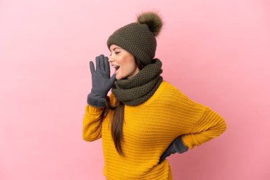 Pembe arka planda izole edilmiş, ağzı sonuna kadar açık bağıran beyaz bir kız.