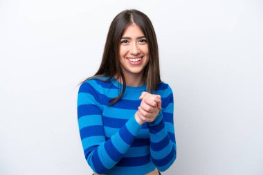 Beyaz arka planda izole edilmiş genç beyaz kadın gülüyor.