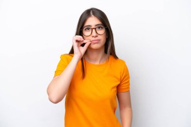 Beyaz arka planda izole edilmiş beyaz bir kadın sessizlik işareti gösteriyor.