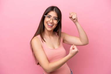 Pembe arka planda izole edilmiş beyaz bir kadın zaferi kutluyor.