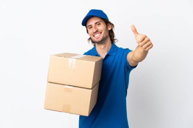 Teslimatçı beyaz arka planda izole edildi. Başparmakları havada çünkü iyi bir şey oldu.