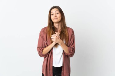 Genç İrlandalı kadın beyaz arka planda yalnız gülüyor.