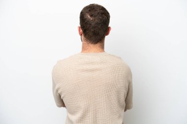 Beyaz arka planda izole genç beyaz adam arka pozisyonda