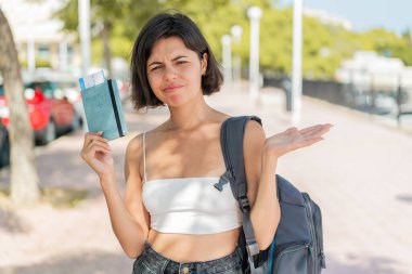 Pasaportu olan ve kuşkuları olan genç, güzel bir Bulgar kadın.