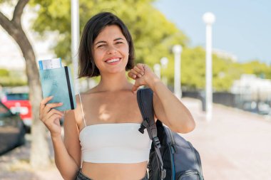 Açık havada pasaportu olan genç, güzel bir Bulgar kadın gururlu ve kendinden memnun.