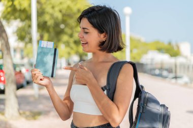 Genç, güzel bir Bulgar kadın elinde pasaport tutuyor ve onu işaret ediyor.