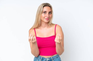 Beyaz arka planda izole genç beyaz kadın para hareketi yapıyor ama mahvoldu.