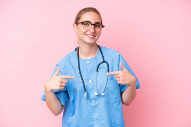 Genç cerrah kadın, pembe arka planda soyutlanmış gururlu ve kendini beğenmiş.