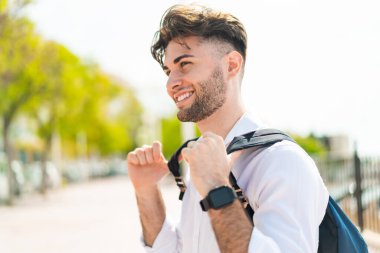 Dışarıdaki yakışıklı genç adam.