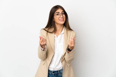 Beyaz arka planda izole genç beyaz kadın para jesti yapıyor