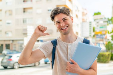 Dışarıdaki yakışıklı öğrenci gururlu ve kendini beğenmiş.