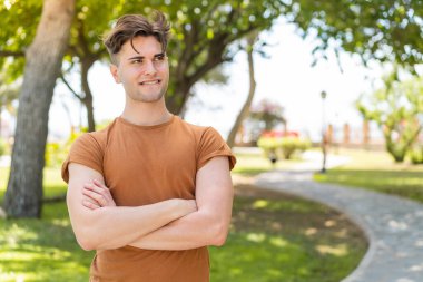 Kafası karışmış genç yakışıklı adam.