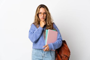 Beyaz arka planda izole edilmiş genç bir kadın.