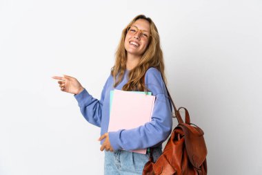 Beyaz arka planda izole edilmiş genç bir bayan parmak kenarı işaret ediyor.