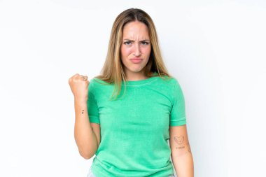 Beyaz arka planda izole edilmiş, mutsuz bir ifadeyle genç beyaz bir kadın.