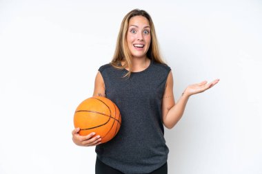 Beyaz arka planda yüzü şok olmuş genç basketbolcu kadın.