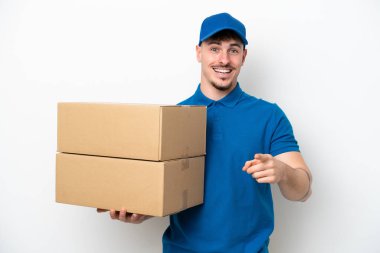 Beyaz arka planda izole edilmiş beyaz adam şaşırmış ve ön tarafı işaret ediyor.