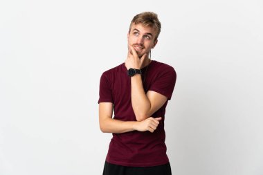 Beyaz arka planda izole edilmiş genç yakışıklı adam mutlu ve gülümsüyor.