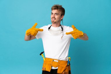 Duvarı aşan genç elektrikçi gururlu ve kendini beğenmiş.